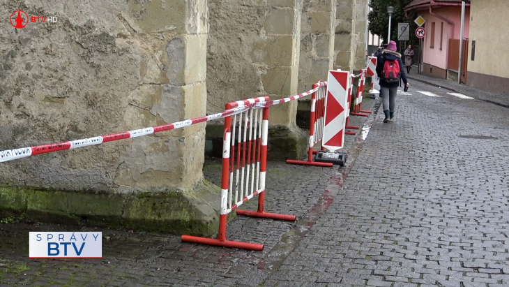 Padajúca omietka v blízkosti Kostola sv.  J. Krstiteľa